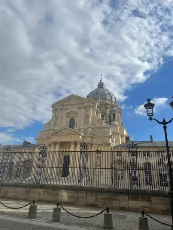 Paris: 2P refait à neuf et idéalement desservi - photo 1