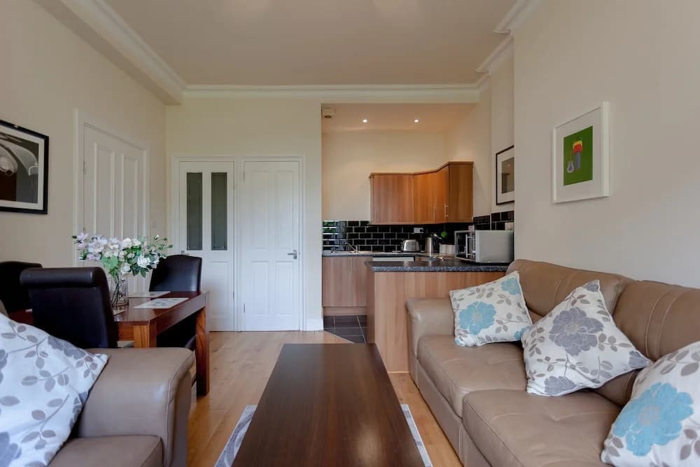 1 Bedroom Traditional Leith Flat - photo 4