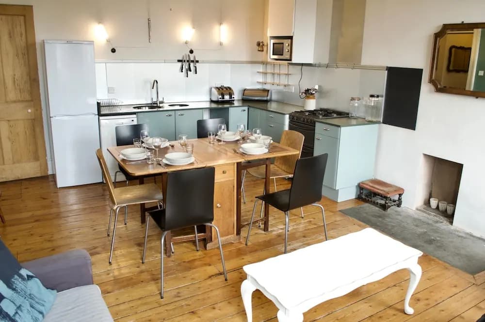 Central 3 Bedroom Flat - photo 10
