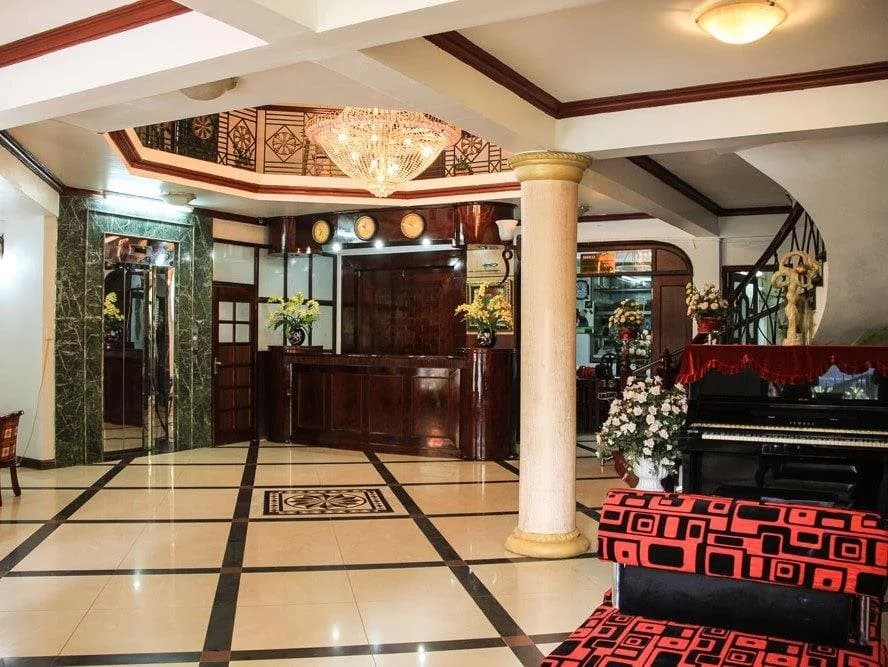 Lakeside Hotel - photo 2