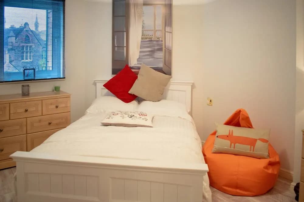 Homely 2 Bedroom Flat in Bonnington - photo 2