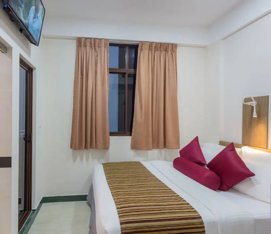 Beehive Central Hotel - photo 12