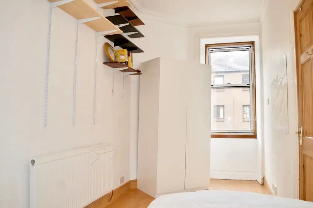Cosy Two Bedroom Flat In Polwarth - photo 9