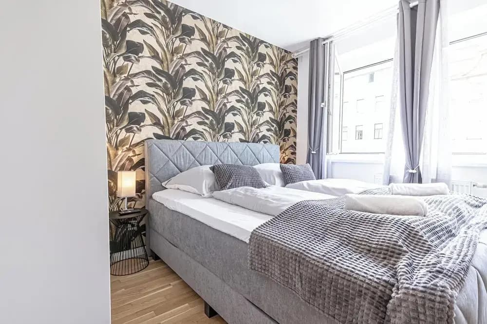 1BR 1LR 9 Min Center King Bed Metro - photo 2