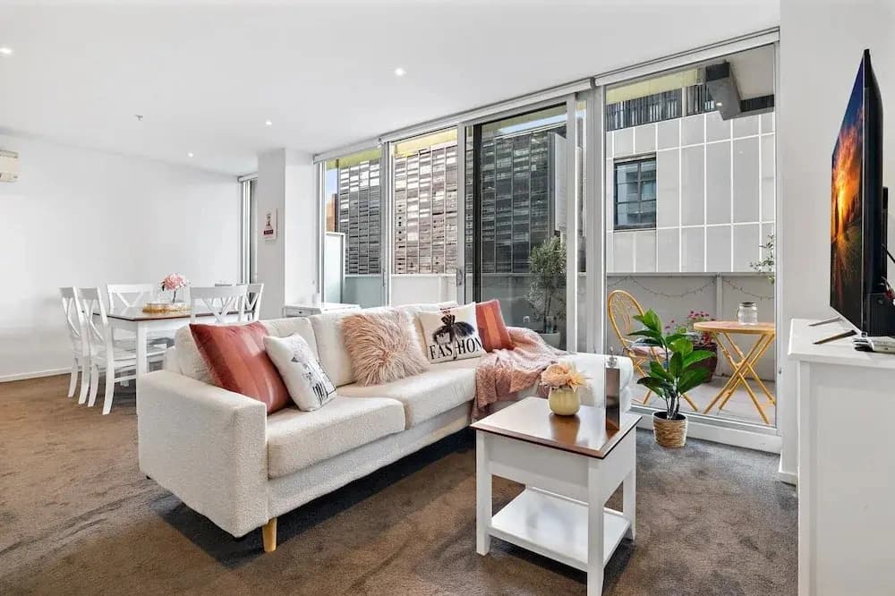 Bright 2-bed Home With Secure Parking - photo 2