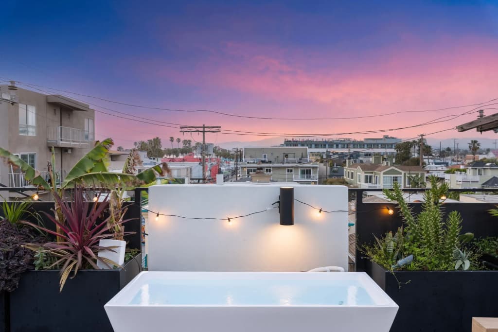 Venice View by Avantstay Walk to Venice Beach Rooftop, Ice Bath, Luxe Design - photo 32