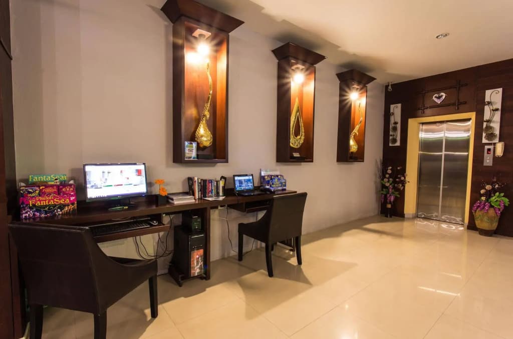 Lavender Patong Hotel - photo 10