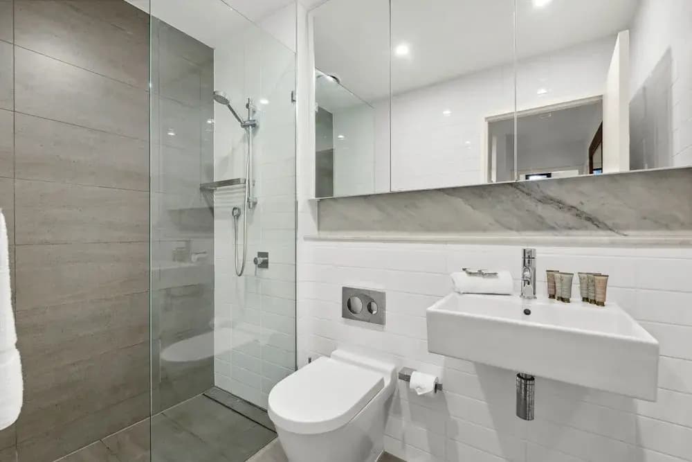 Spacious 2-bed Retreat With BBQ & Courtyard - photo 3
