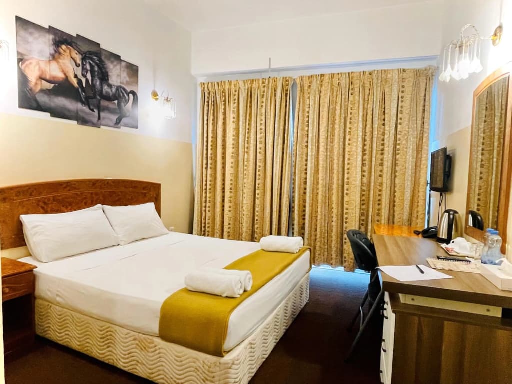 Queen's Hotel - photo 4