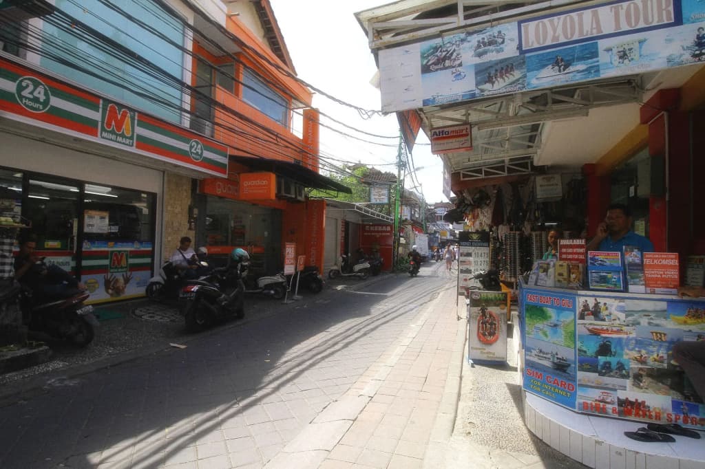 Dua Dara Inn Kuta - photo 14