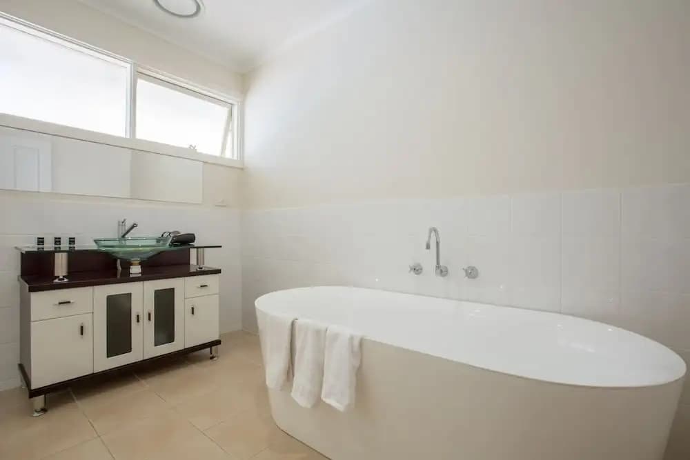 Spacious Comfortable Home in Wheelers Hill+pool - photo 7