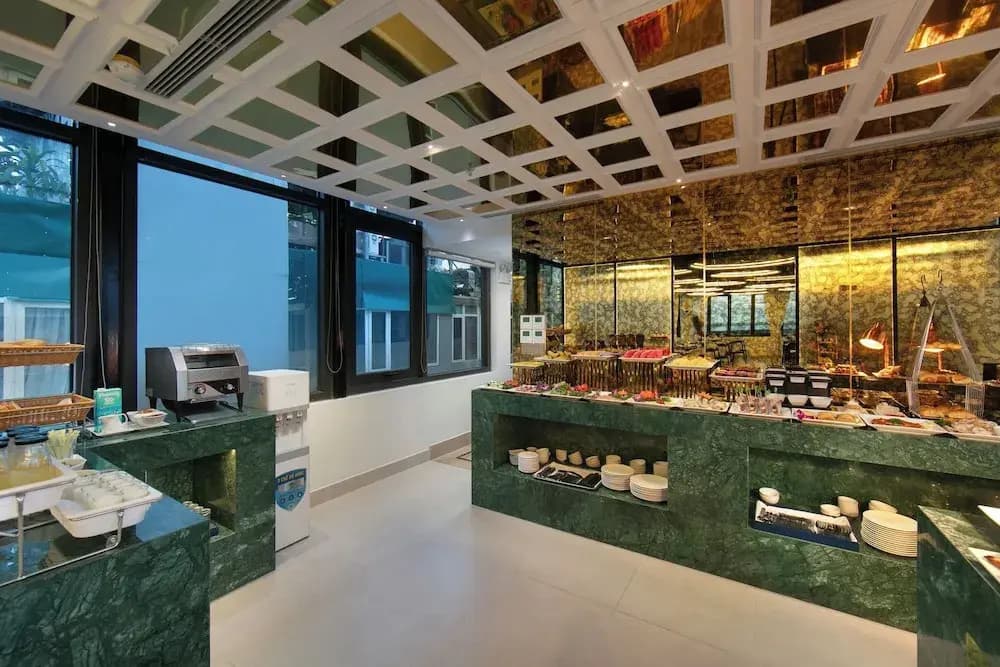 Le Premier Hotel & Rooftop Bar - photo 27