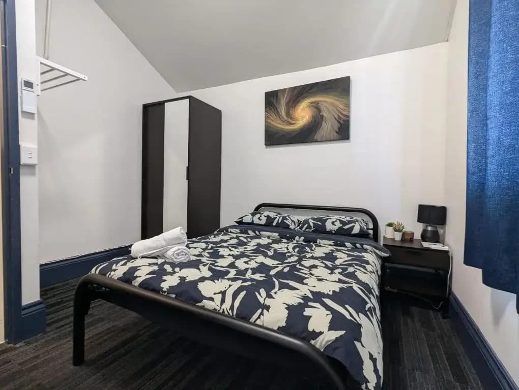 Queen Victoria Hostel - photo 7