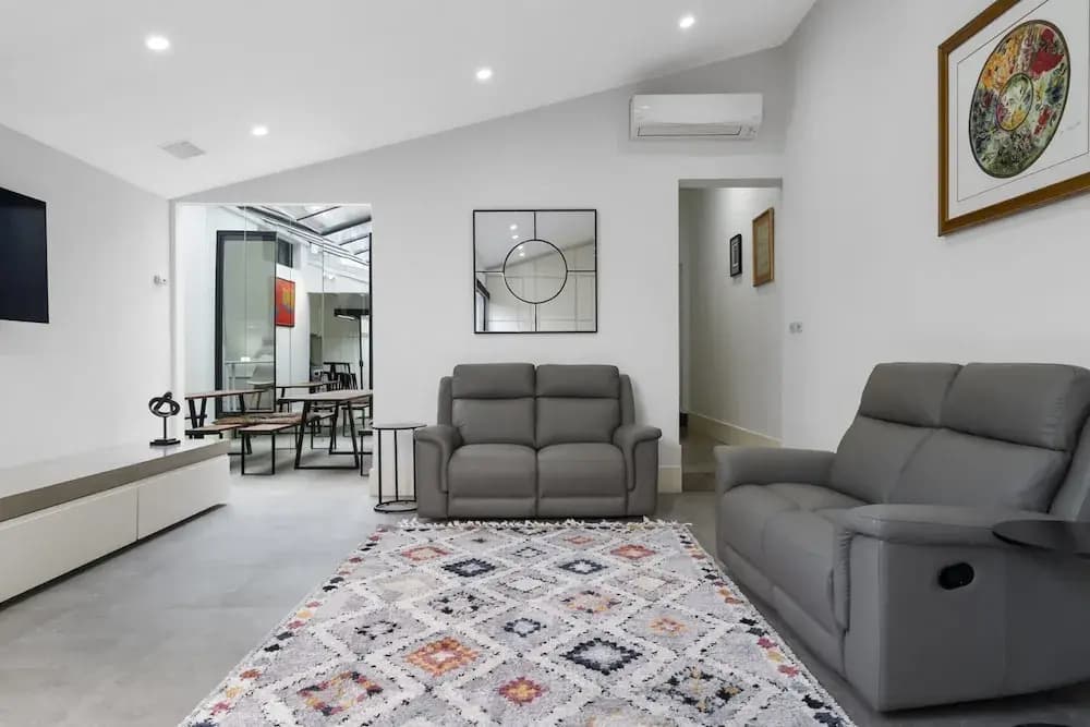 Stylish 2BR House, Walk to Parks & Cafes - photo 2