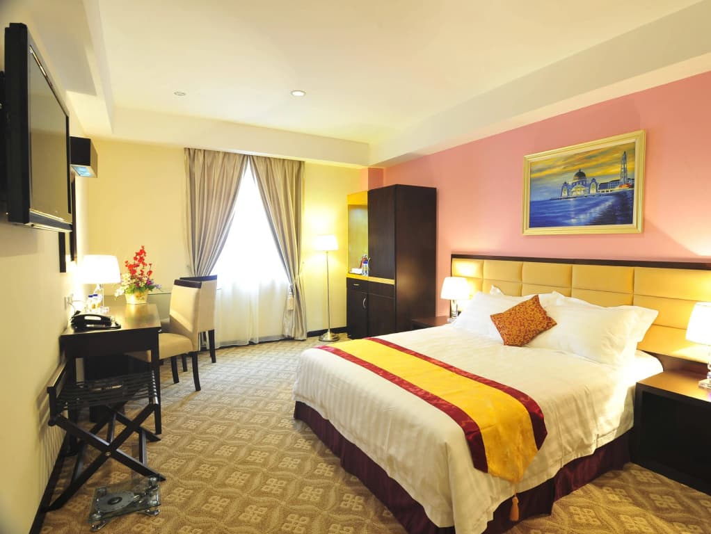 Hallmark Crown Hotel - photo 4