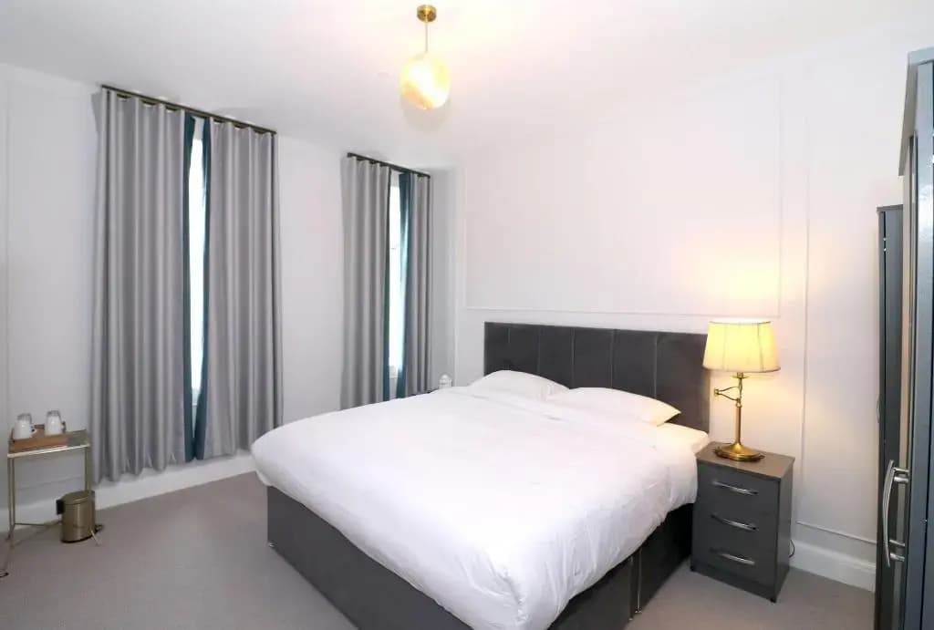 Three Falcons Hotel - photo 5