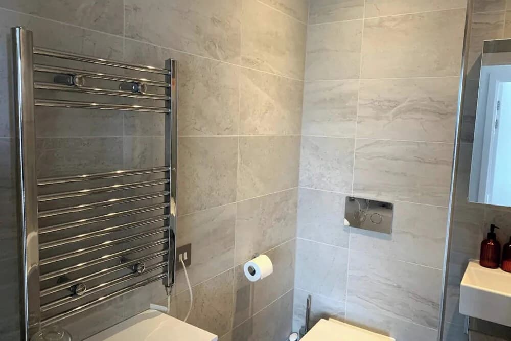 Stylish 2BD Flat With Private Balcony - Battersea - photo 9