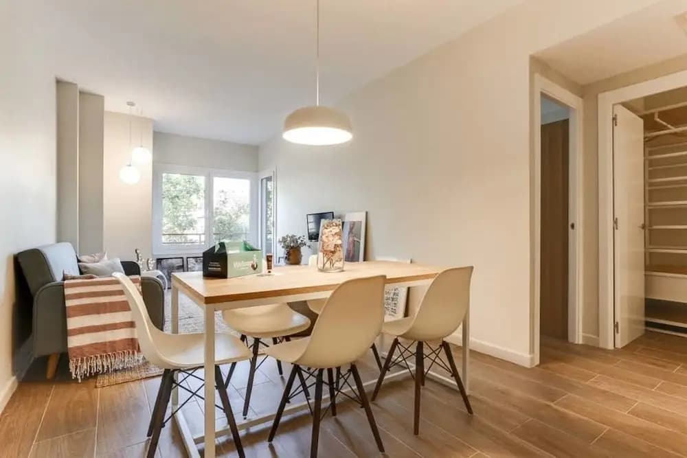 Stylish 4 bed Apt in the Center - photo 12