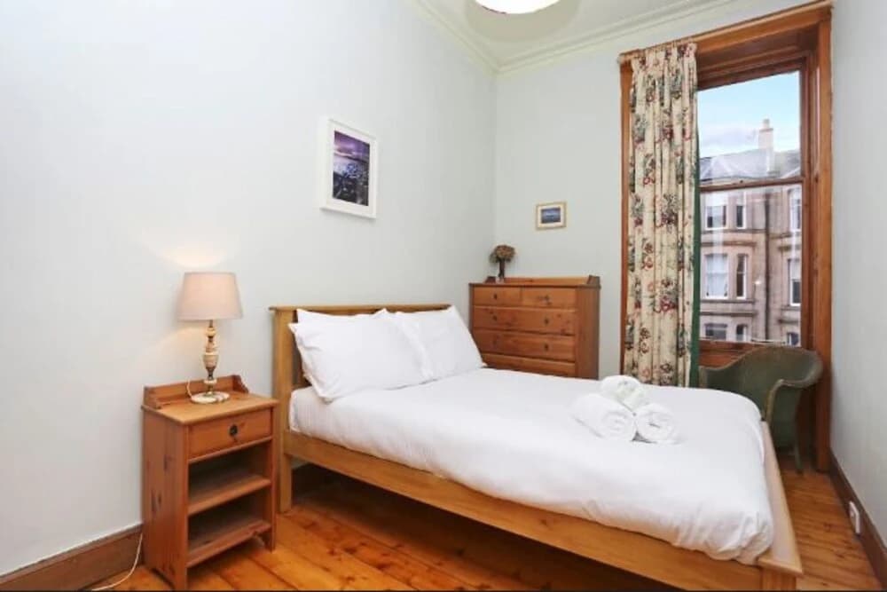 Traditional Scottish Flat with Fireplace - photo 5