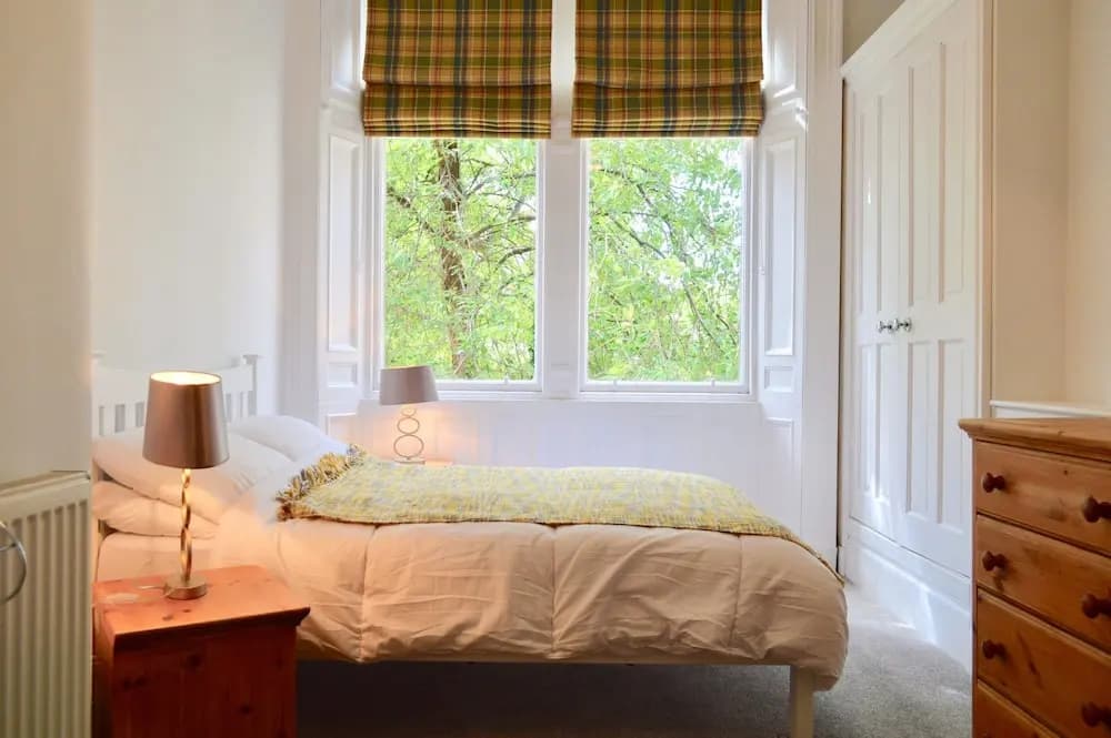 Spacious 3 Bedroom West End Flat - photo 5