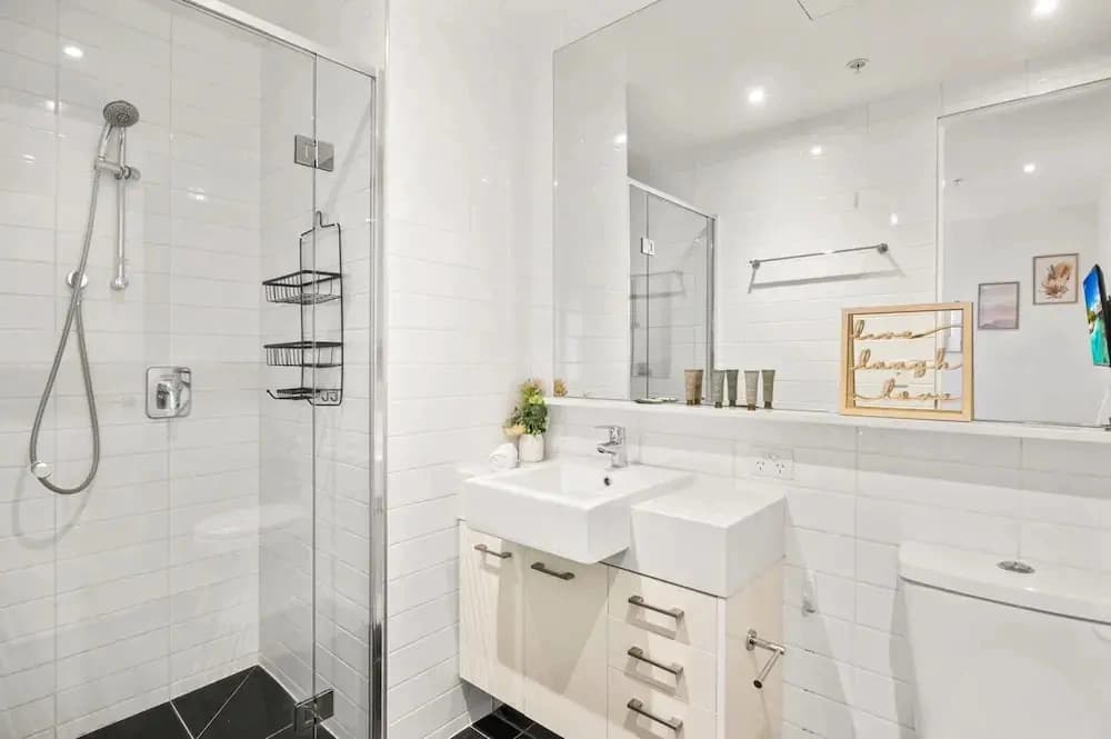 Stylish Southbank 2-bed Flat w/ Balcony - photo 6