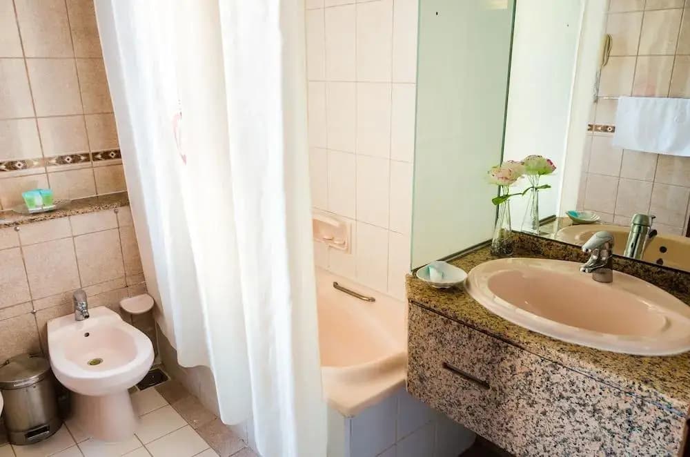 Ramee Guestline Hotel - photo 8
