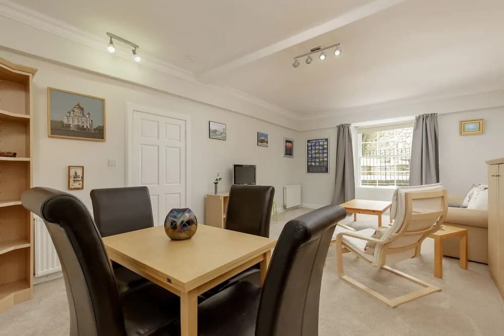 Classic Main Door Entry 2-bedroom New Town Apartment with Garden - photo 12