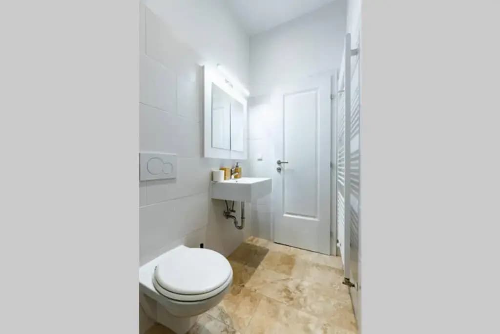Modern apartment next to subway station - photo 7