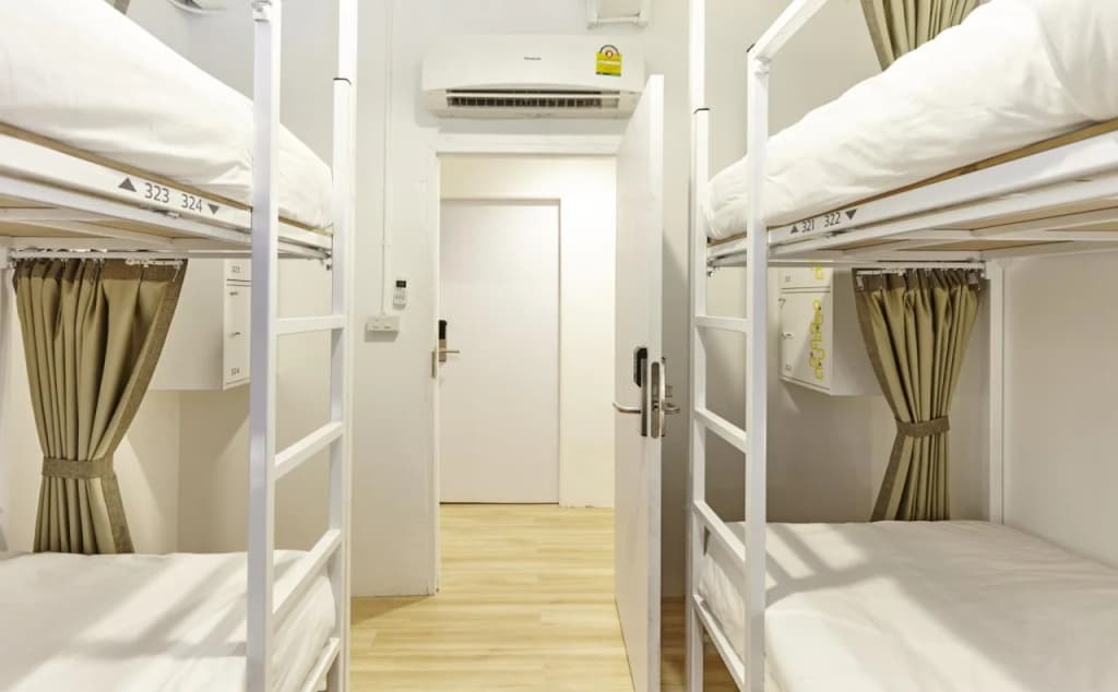 LiveItUp Chitlom Hostel - photo 4
