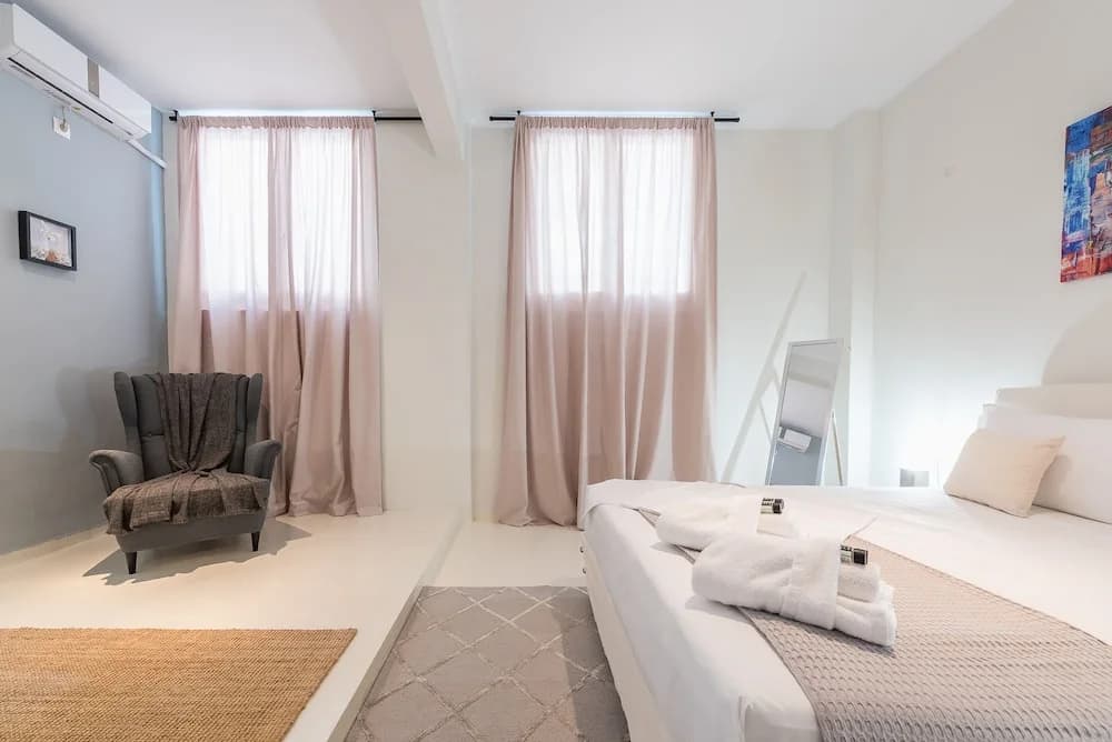 Stylish and Spacious Koukaki Apartment by Cloudkeys - photo 3