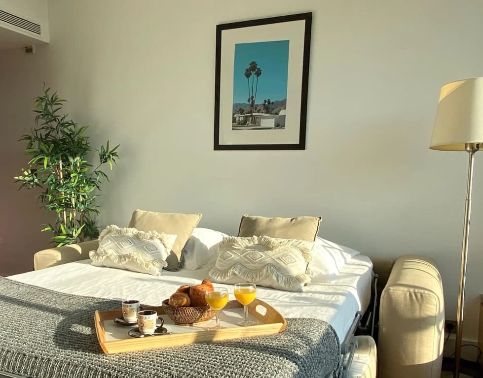 1610B - Stunning studio with Champs Elysées Views! - photo 2