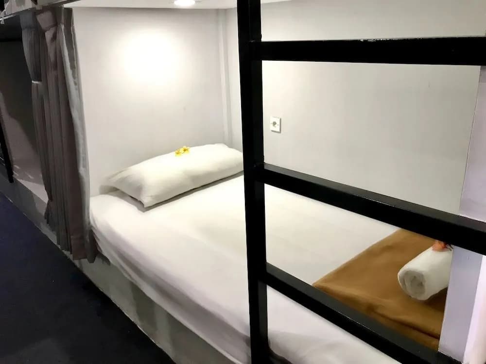 Hotel Sunset Capsule Hostel - photo 1