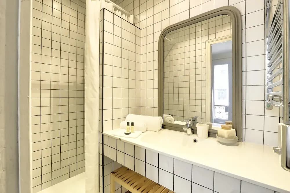 Classy and Cosy 1-bedroom Ensuite, 2min Walk From Cadet Metro - photo 7