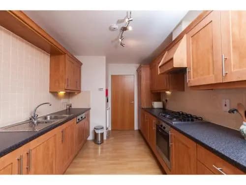 Spacious, Central Apartment. Free Parking - photo 2