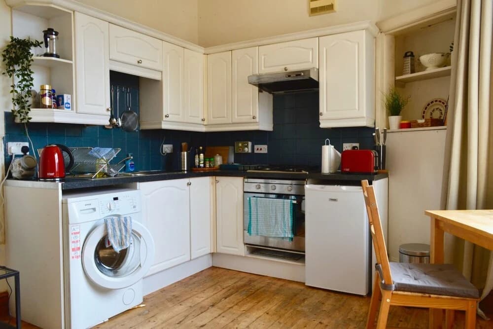 Sophisticated and Bright One Bed in Leith - photo 17