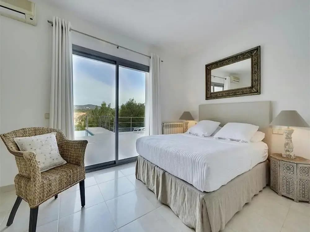Villa in Porroig With Stunning Sea Views - photo 1