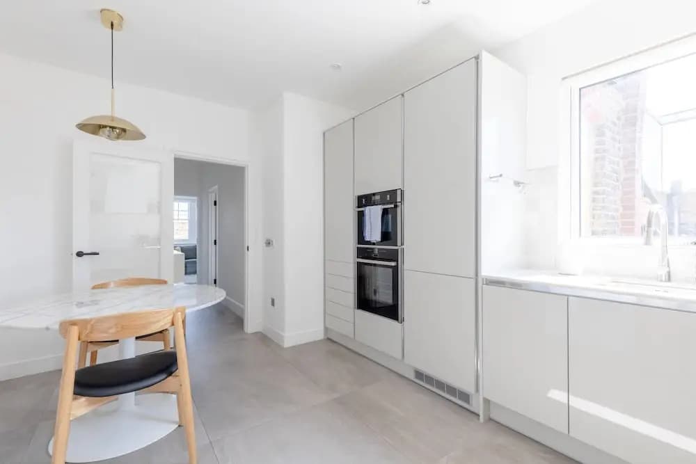 Sleek Scandi-inspired 2BD Flat, Fulham - photo 14