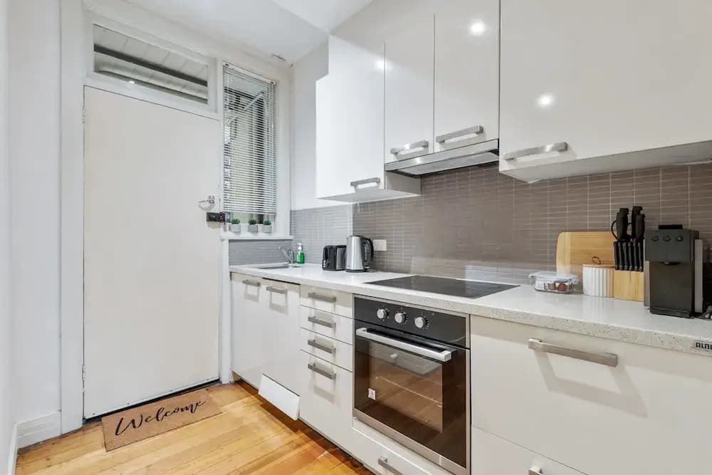 Charming 2-bed Apartment With Fireplace & Parking - photo 8