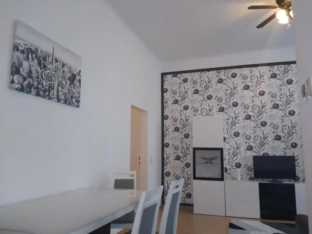 Spacious Central Apartment - photo 7
