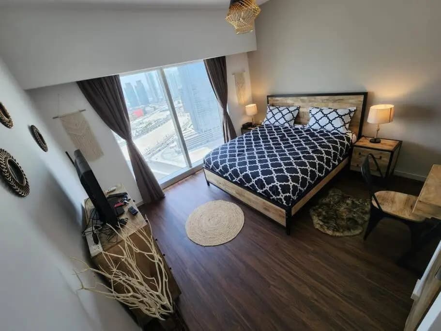 Cozy 1BR in Iconic Tower - photo 2