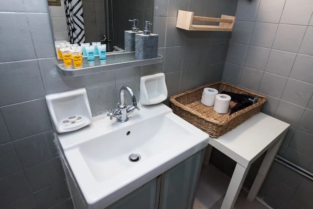 Charming 2 Bedroom apt next to Panormou - photo 8
