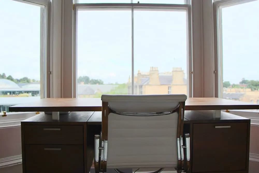 Large 3 Bedroom Apartment in Canonmills - photo 6