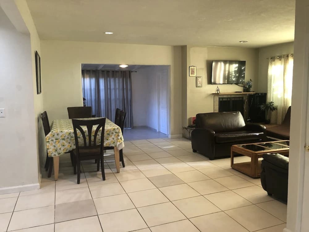 Comfy 3 Bedroom Home - photo 12