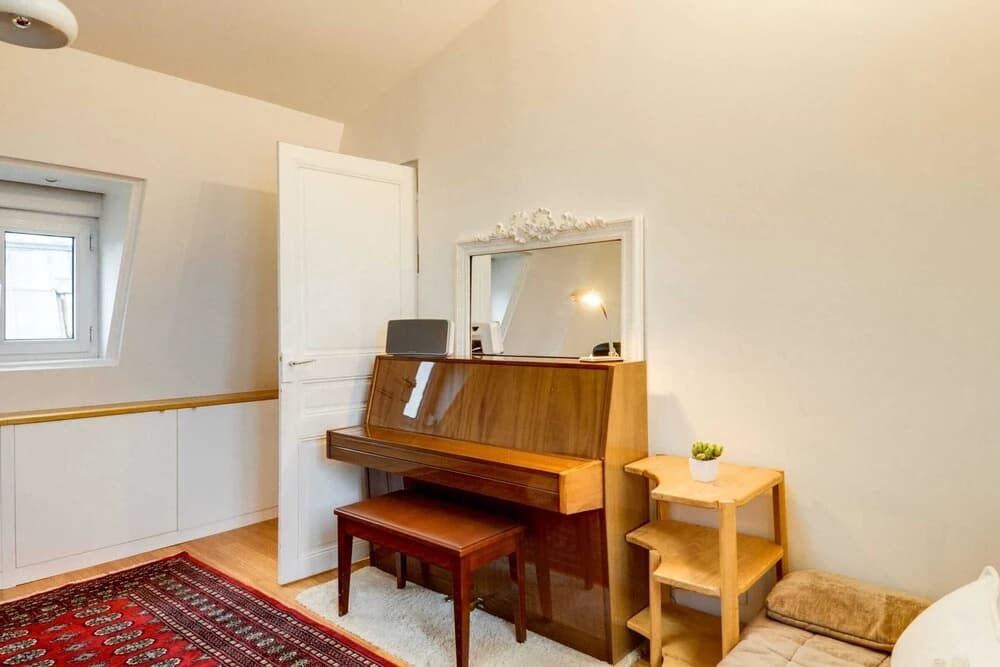Book-lovers Abode in the 4th Arrondissement - photo 3