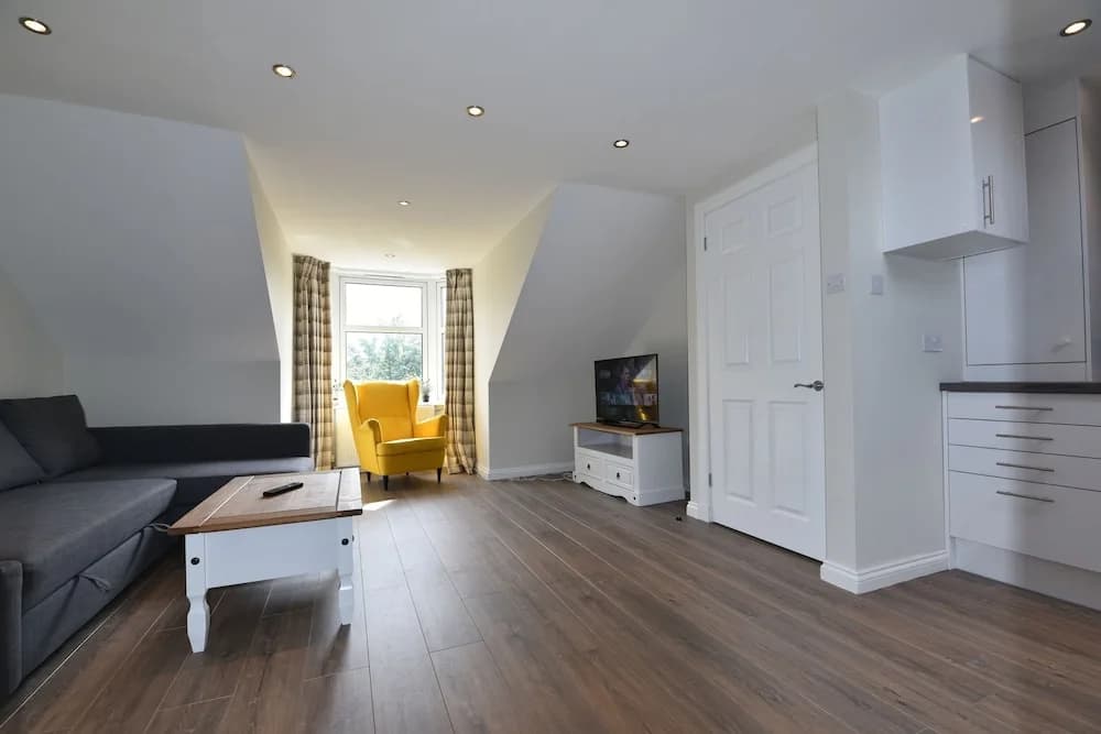 First - Seagate House Apartment - photo 3
