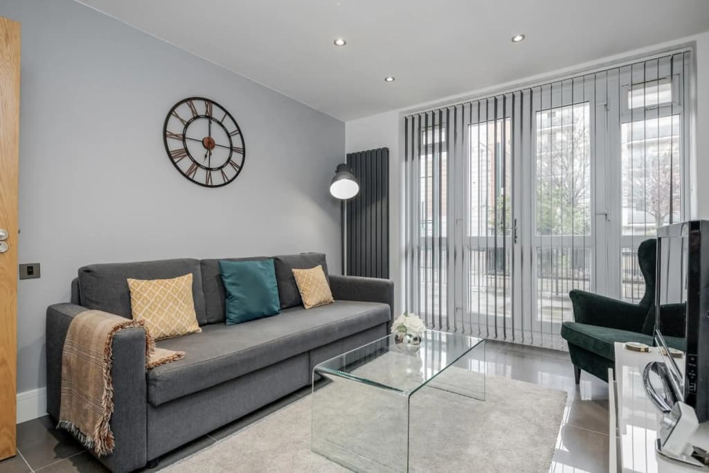 3 Bedroom Apartment in Stratford City - photo 5