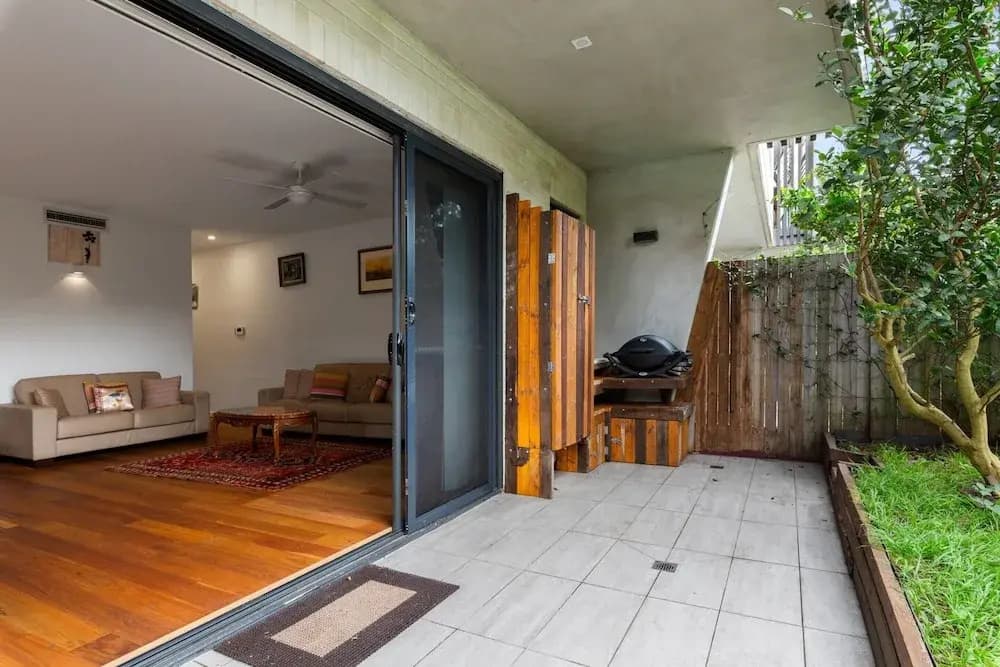 Spacious 2-bed Retreat With BBQ & Courtyard - photo 11