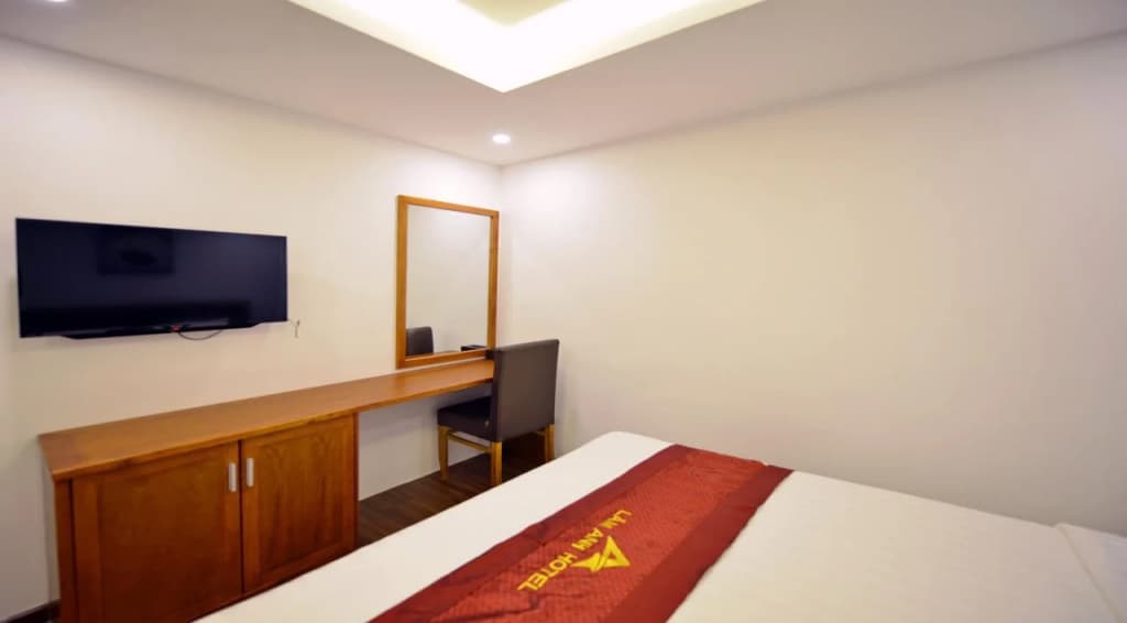 La Beach Hotel - photo 26