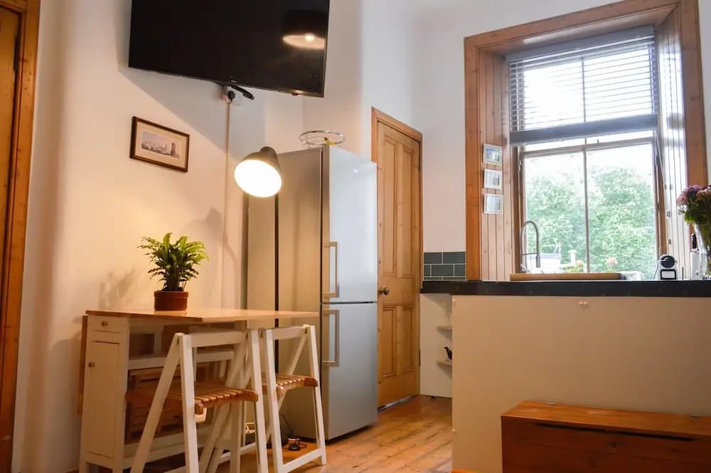 Modern Flat In Central Edinburgh - photo 2