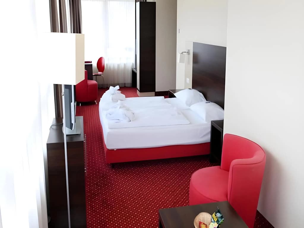 Premier Inn Berlin City Süd - photo 34